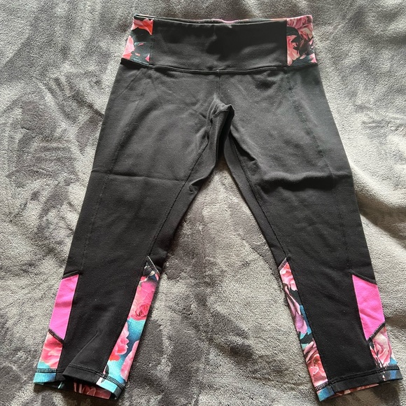 Lululemon Haul. 6 items sizes 8-10 bottoms and size 6 tops! - Picture 6 of 7